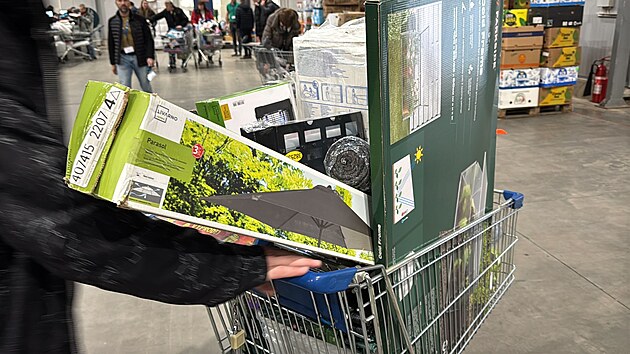 V pražských Letňanech probíhá výprodej pořádaný společností Lidl. Akce přilákala velký počet návštěvníků, kteří si odnášejí plné nákupní košíky. (12. prosince 2024)
