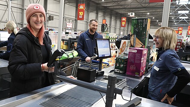 V pražských Letňanech probíhá výprodej pořádaný společností Lidl. Akce přilákala velký počet návštěvníků, kteří si odnášejí plné nákupní košíky. (12. prosince 2024)