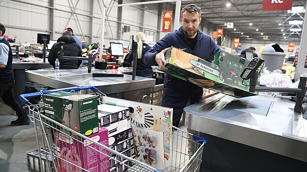 V pražských Letňanech probíhá výprodej pořádaný společností Lidl. Akce přilákala velký počet návštěvníků, kteří si odnášejí plné nákupní košíky. (12. prosince 2024)