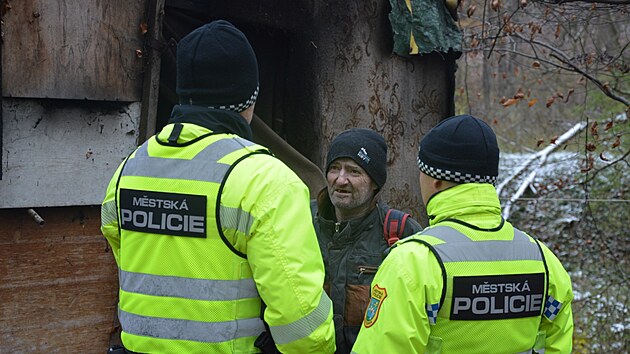 V zimní období podnikají ostravští strážníci častější kontroly míst, ve kterých se pohybují a přespávají lidé bez domova.