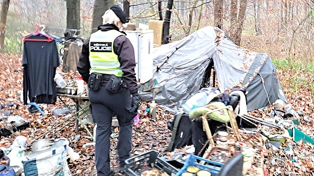 V zimní období podnikají ostravští strážníci častější kontroly míst, ve kterých se pohybují a přespávají lidé bez domova.