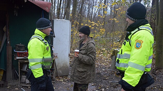 V zimní období podnikají ostravští strážníci častější kontroly míst, ve kterých se pohybují a přespávají lidé bez domova.