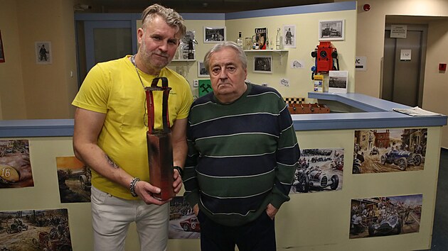 Aktivizační pracovník Domova Alzheimer Darkov v Karviné Štefan Rawek (vlevo) a klient Milan Kubica při reminiscenční terapii.