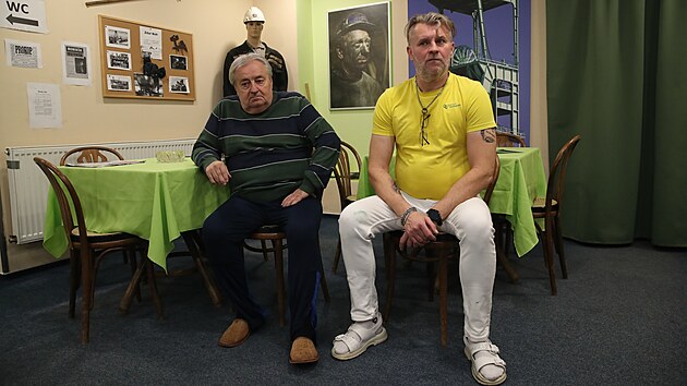 Aktivizační pracovník Domova Alzheimer Darkov v Karviné Štefan Rawek a klient Milan Kubica (vlevo) při reminiscenční terapii.