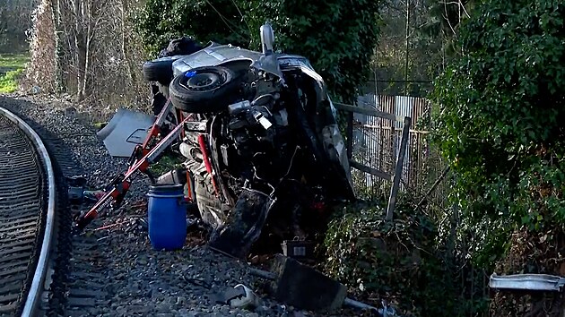 Následky střetu vlaku a osobního auta v pražské Liboci. (18. prosince 2024)