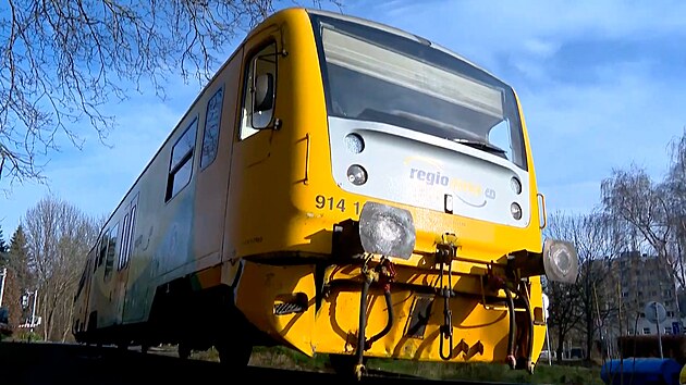 Následky střetu vlaku a osobního auta v pražské Liboci. (18. prosince 2024)