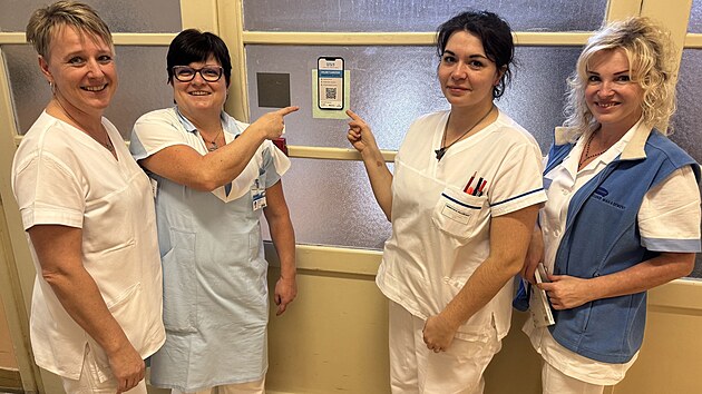 V pelhřimovské nemocnici jsou nově k dispozici QR kódy, které si neslyšící pacienti jednoduše naskenují svým mobilním zařízením, a tak se okamžitě spojí s tlumočníkem.