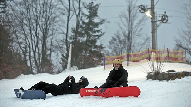 Vlek na Čeřínku už jede. A v pondělí po setmění se na uměle zasněžené sjezdovce rozsvítila pro první nadšence na lyžích a snowboardech i světla. Pro udržení půlmetrové vrstvy technického sněhu by mělo stačit, když zde teploty nebudou nad šesti stupni.