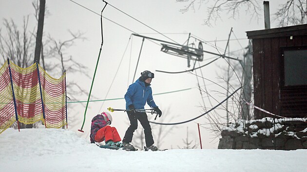 Vlek na Čeřínku už jede. A v pondělí po setmění se na uměle zasněžené sjezdovce rozsvítila pro první nadšence na lyžích a snowboardech i světla. Pro udržení půlmetrové vrstvy technického sněhu by mělo stačit, když zde teploty nebudou nad šesti stupni.