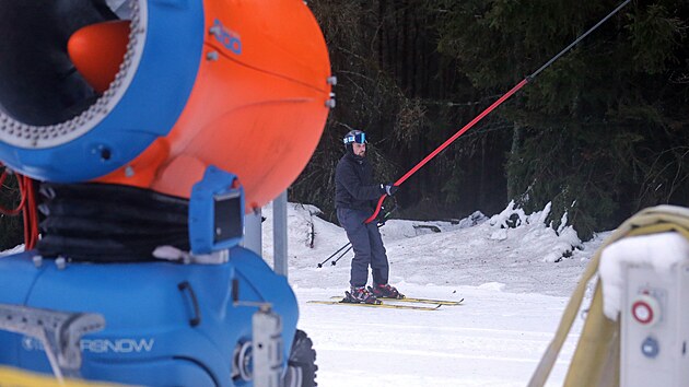 Vlek na Čeřínku už jede. A v pondělí po setmění se na uměle zasněžené sjezdovce rozsvítila pro první nadšence na lyžích a snowboardech i světla. Pro udržení půlmetrové vrstvy technického sněhu by mělo stačit, když zde teploty nebudou nad šesti stupni.