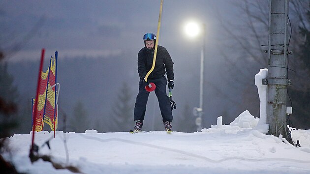 Vlek na Čeřínku už jede. A v pondělí po setmění se na uměle zasněžené sjezdovce rozsvítila pro první nadšence na lyžích a snowboardech i světla. Pro udržení půlmetrové vrstvy technického sněhu by mělo stačit, když zde teploty nebudou nad šesti stupni.
