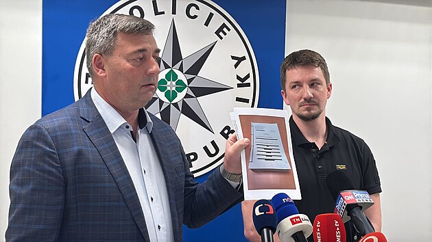 Major Miloslav Javůrek, vedoucí 2. oddělení Služby kriminální policie a vyšetřování (SKPV) a kapitán Břetislav Čupr, vyšetřovatel druhého oddělení SKPV. Prezentují důkazy o podvodech. (13. prosince 2024) Autor: Jiří Meixner
