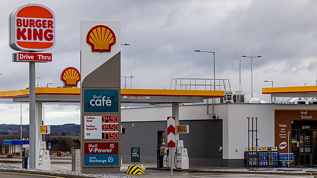 Premiér Petr Fiala spolu s ministrem dopravy Martinem Kupkou a jeho předchůdcem Karlem Havlíčkem slavnostně otevřeli 32 kilometrů dlouhý úsek nové dálnice D4. Jde o první dálniční projekt, který v Česku vystavěl soukromý kapitál. (17. prosince 2024)