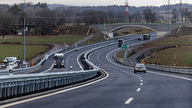 Premiér Petr Fiala spolu s ministrem dopravy Martinem Kupkou a jeho předchůdcem Karlem Havlíčkem slavnostně otevřeli 32 kilometrů dlouhý úsek nové dálnice D4. Jde o první dálniční projekt, který v Česku vystavěl soukromý kapitál. (17. prosince 2024)