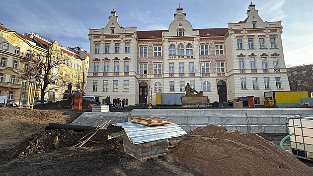Vyšetřovatelé začali vykopávat kosterní ostatky, které nalezl bagrista na pražském Nedvědově náměstí. (18. prosince 2024)