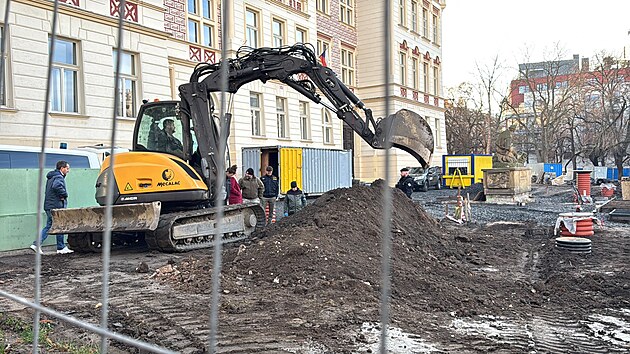 Vyšetřovatelé začali vykopávat kosterní ostatky, které nalezl bagrista na pražském Nedvědově náměstí. (18. prosince 2024)