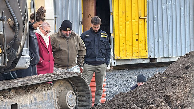 Vyšetřovatelé začali vykopávat kosterní ostatky, které nalezl bagrista na pražském Nedvědově náměstí. (18. prosince 2024)