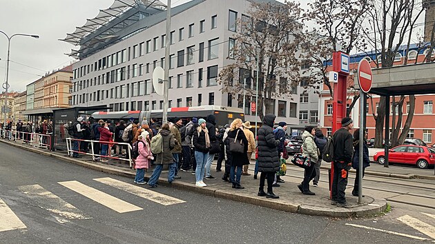 Ženu v Praze srazil autobus, má vážně poraněnou nohu. (11. prosince 2024)