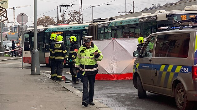 Ženu v Praze srazil autobus, má vážně poraněnou nohu. (11. prosince 2024)
