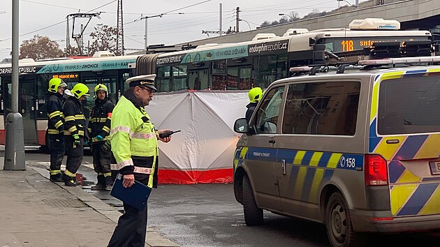 Ženu v Praze srazil autobus, má vážně poraněnou nohu. (11. prosince 2024)