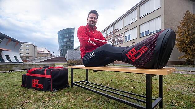 Díky chytrému návleku Hot Boots zůstanou fotbalistům nohy v teple.