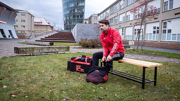 Díky chytrému návleku Hot Boots zůstanou fotbalistům nohy v teple.