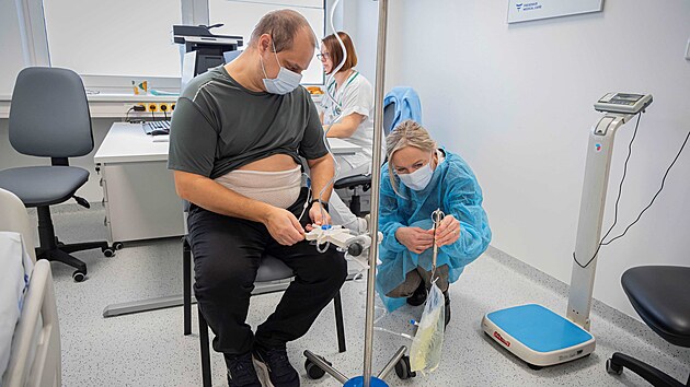 Petr Hlavica je prvním pacientem Baťovy nemocnice ve Zlíně, který doma provádí tzv. peritoneální dialýzu. Dochází přitom do specializované nové ambulance v nemocnici. (prosinec 2024)