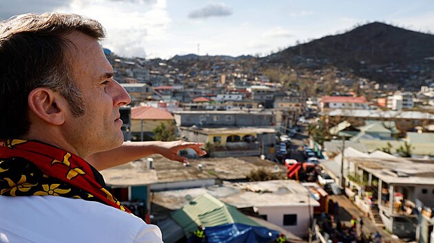 Francouzský prezident Emmanuel Macron navštívil Mayotte, aby si v zámořském departementu Francie v Indickém oceánu prohlédl škody, které tu napáchal cyklon Chido. (19. prosince 2024)