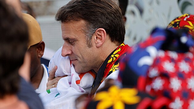 Francouzský prezident Emmanuel Macron navštívil Mayotte, aby si v zámořském departementu Francie v Indickém oceánu prohlédl škody, které tu napáchal cyklon Chido. (19. prosince 2024)