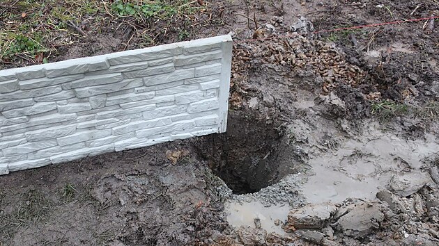 Munici objevili dělníci při výkopu díry pro sloupek. Je vidět okolo v bahně.