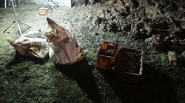 Pyrotechnici na místě pracovali od třetí do osmé hodiny večer.