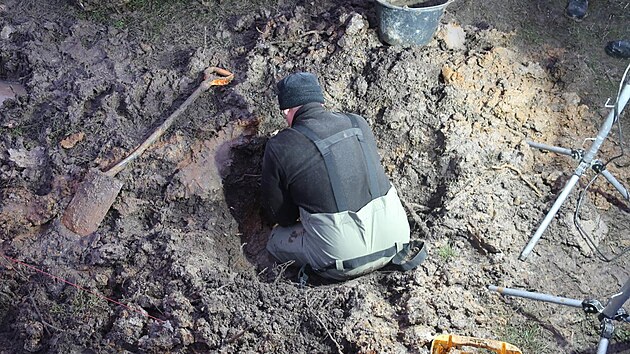 Pyrotechnici na místě pracovali od třetí do osmé hodiny večer.