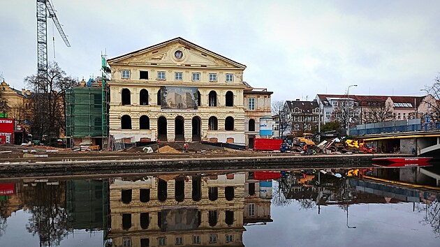 Před Slavií se mění i nábřeží u Malše.