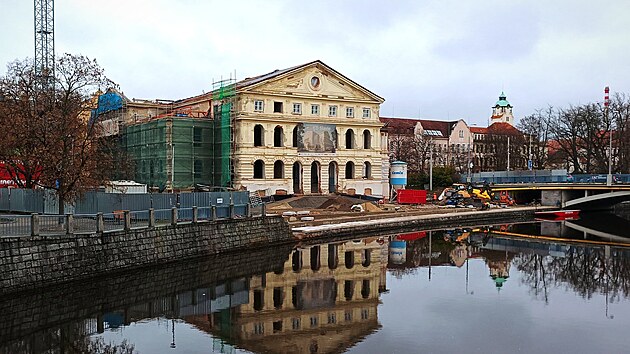 Před Slavií se mění i nábřeží u Malše.