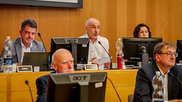 „Nepřesvědčíte mě, abych teď hlasoval o tom, že musíme hned začít s přestavbou Domu umění. Ale třeba si příští rok v debatě řekneme, jaké řešení kolem něj najdeme,“ uvedl radní a jihočeský hejtman Martin Kuba (ODS).