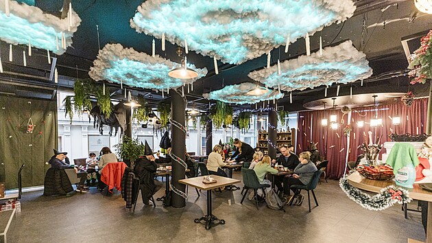 Jednou z novinek na bohaté brněnské gastroscéně je Čarokavárna, díky níž se návštěvníci mohou přenést do kouzelnického světa obohaceného o prvky ze slavných románů o Harrym Potterovi.