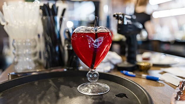 Mezi nejoblíbenější nápoje v brněnské Čarokavárně patří kouřové limonády, různé elixíry a také lektvary měnící barvu, které si mohou zákazníci namixovat sami.