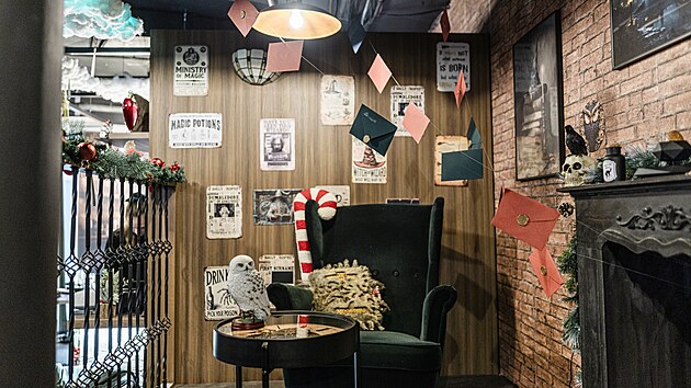 Kromě tematicky zdobeného interiéru čeká návštěvníky brněnské Čarokavárny například kouzelné menu, které je viditelné pouze pod ultrafialovým světlem, jež je zabudované v kouzelnické hůlce.