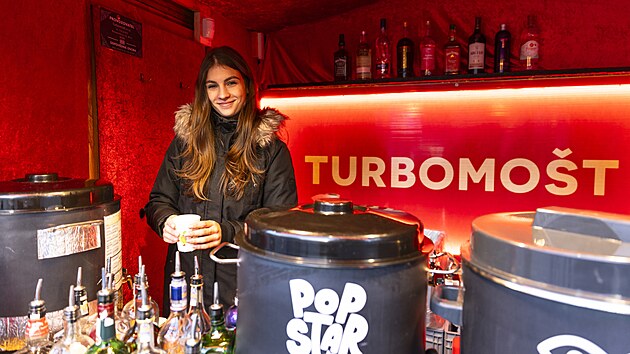 Turbomošt je oblíbeným nápojem brněnských vánočních trhů už od roku 2009, kdy s ním přišel tehdejší student Jan Vlachynský. Jde o mošt vylepšený o panák jablečné pálenky, k původní verzi během let přibyly i další kombinace. (prosinec 2024)