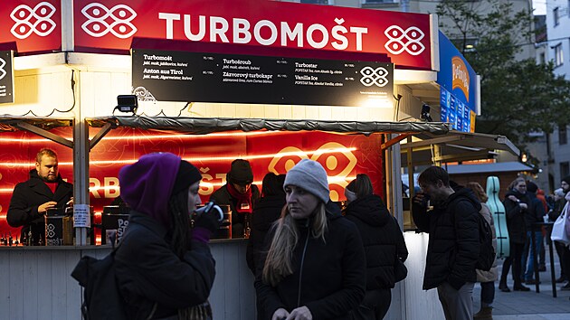 Turbomošt je oblíbeným nápojem brněnských vánočních trhů už od roku 2009, kdy s ním přišel tehdejší student Jan Vlachynský. Jde o mošt vylepšený o panák jablečné pálenky, k původní verzi během let přibyly i další kombinace. (prosinec 2024)