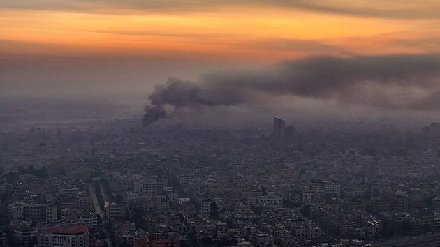 Letecký snímek ukazuje kouř po náletech v Damašku. Syrská observatoř pro lidská práva uvedla, že od víkendu, kdy islamisty vedení povstalci svrhli dlouholetého vládce země Bašára Asada, zaznamenala více než 300 izraelských úderů. (10. prosince 2024)