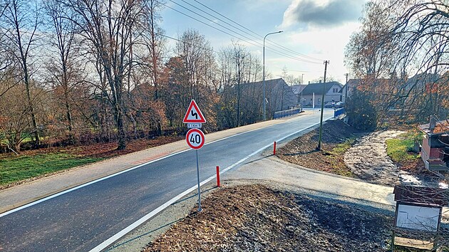 Kromě mostů dostala nový povrch i silnice.