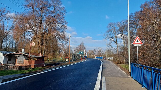 Kromě mostů dostala nový povrch i silnice.