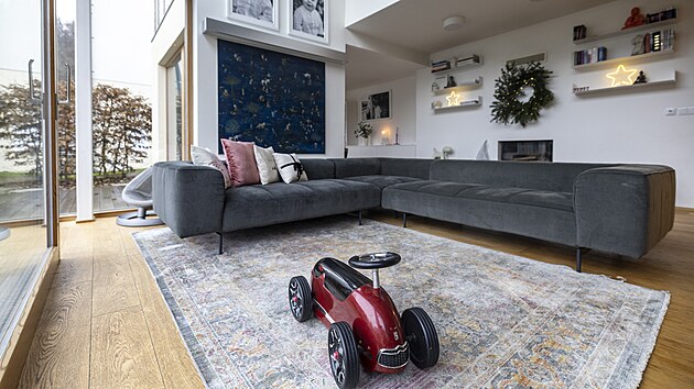 Rodina nevlastní televizi, namísto toho se kochá výhledy do okolní krajiny.