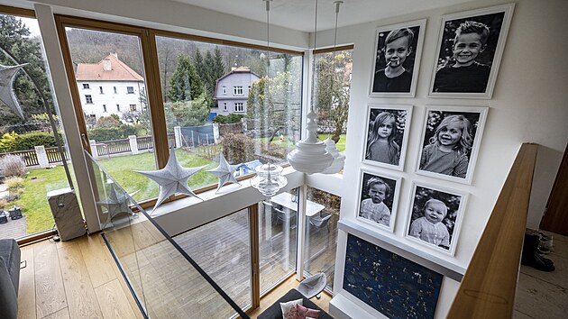 Stěnu zdobí fotografie všech šesti dětí.