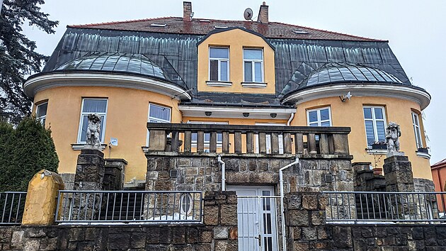 Vila Arthura Corazzy naproti jihlavskému autobusovému nádraží. Zvláštností jsou sošky andělíčků.