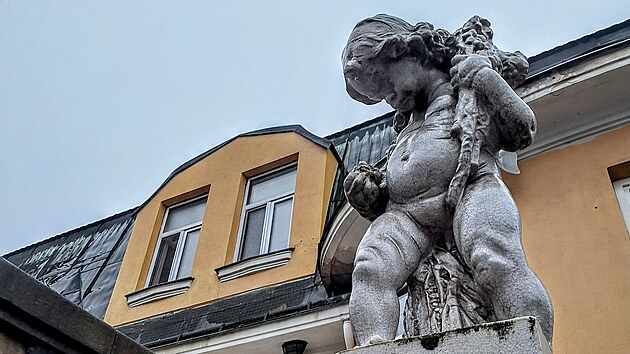 Vila Arthura Corazzy naproti jihlavskému autobusovému nádraží. Zvláštností jsou sošky andělíčků.