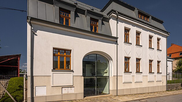 Vila Palmovka původně bývala vlastně továrnou na vlasové síťky. Ještě nedávno to byla ruina. Majitel ji před jedenácti lety kompletně zrekonstruoval. Dnes je vila perlou s řadou funkcionalistických prvků.