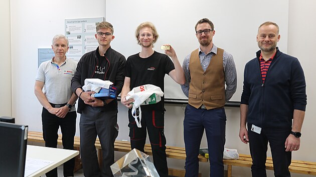 Bývalý ředitel druhé největší školy na Vysočině Lukáš Venkrbec (druhý zprava).