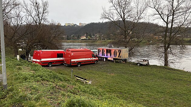 V pražské ulici Roztocká zasahovali hasiči u potopené lodi ve Vltavě. (10. prosince 2024)